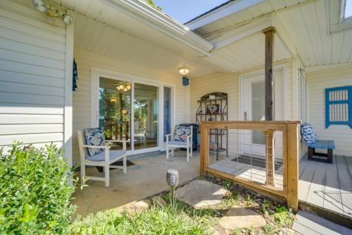 Μπαλκόνι ή βεράντα στο Serene Lake Junaluska Gem Deck and Mountain Views