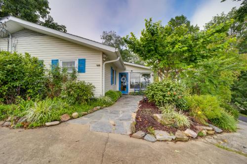 Κήπος έξω από το Serene Lake Junaluska Gem Deck and Mountain Views