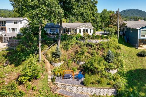 Κήπος έξω από το Serene Lake Junaluska Gem Deck and Mountain Views