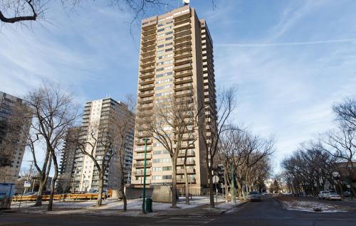 um edifício alto ao lado de uma rua em Obasa Suites @ The Hallmark em Saskatoon