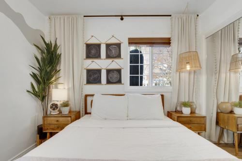 ein Schlafzimmer mit einem großen weißen Bett und einem Fenster in der Unterkunft Hot tub Downtown The Bungalow in Flagstaff