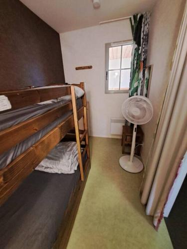 - une chambre avec 2 lits superposés et un ventilateur dans l'établissement Charmant appartement dans résidence neuve - 5 places, à Nérac