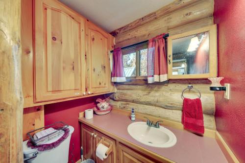 Libby的住宿－Libby Home with Mountain Views Gazebo and Fire Pit!，一间带水槽和木墙的浴室