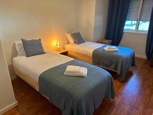 Cette chambre comprend 2 lits et une fenêtre. dans l'établissement Porto Foz Beach, à Porto