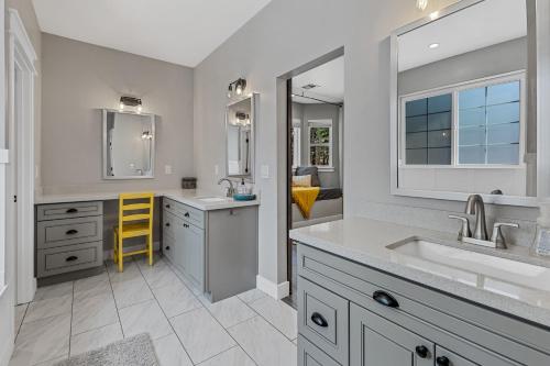 uma cozinha com um lavatório e um banco amarelo em NEW Mini Mansion Paradise Hot Tub Pool table 2 acres AC em Flagstaff