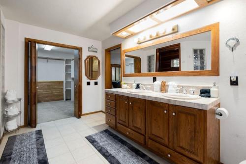 un bagno con due lavandini e un grande specchio di Large Groups Sleeps 20 Must See a Flagstaff