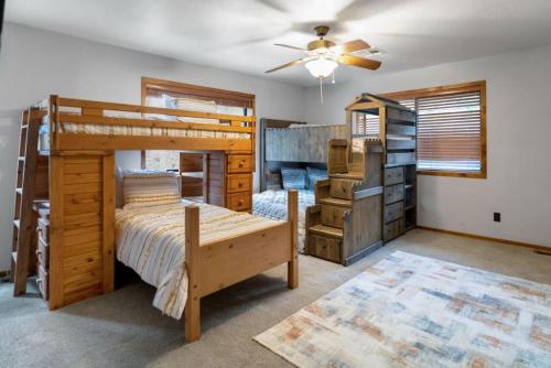una camera con letto a castello e ventilatore a soffitto di Large Groups Sleeps 20 Must See a Flagstaff