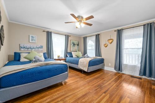 Katil atau katil-katil dalam bilik di Memories on Madison - Entire Home w/ Game Room & Outdoor Fire Pit (102 Madison Ter)