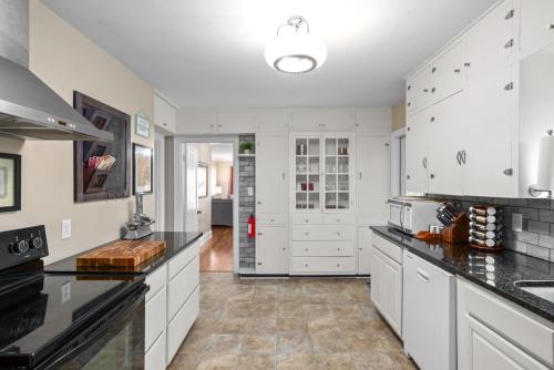 Dapur atau dapur kecil di Memories on Madison - Entire Home w/ Game Room & Outdoor Fire Pit (102 Madison Ter)
