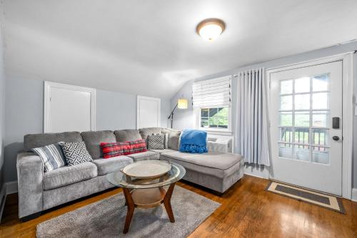 Ruang duduk di Memories on Madison - Entire Home w/ Game Room & Outdoor Fire Pit (102 Madison Ter)
