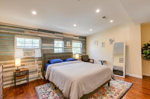 ein Schlafzimmer mit einem Bett und einer Holzwand in der Unterkunft Washington DC Home about 5 Mi to National Mall! in Washington