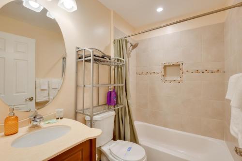 华盛顿Washington DC Home about 5 Mi to National Mall!的浴室配有盥洗盆、卫生间和浴缸。