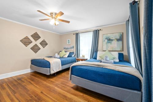 1 dormitorio con 2 camas y ventilador de techo en Madison Terrace - Large Home With Game Room - 10, en Clarksville
