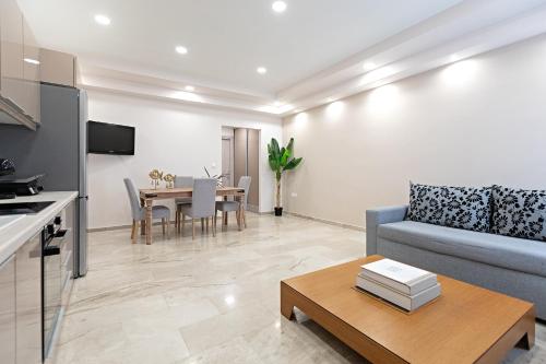 ein Wohnzimmer mit einem Sofa und einem Tisch in der Unterkunft Garden Apartment in Amarynthos II in Amarinthos