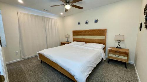 Schlafzimmer mit einem Bett und einem Deckenventilator in der Unterkunft The Blue Door at Sylva Home Base Apartments in Sylva