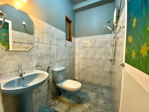 uma casa de banho com um WC e um lavatório em Tamara Motels em Hikkaduwa