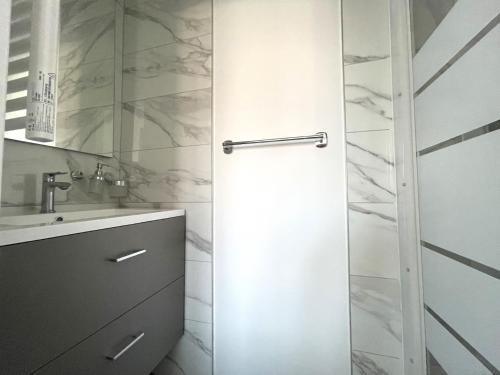 un bagno con porta doccia in vetro accanto a un lavandino di STRASBOURG CENTRE HISTORIQUE Accès direct en Tram et Aéroport a Lingolsheim