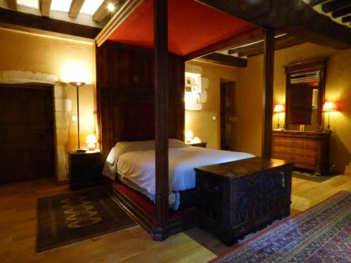 a bedroom with a canopy bed in a room at 2 Suites dans demeure authentique du XVÈME 