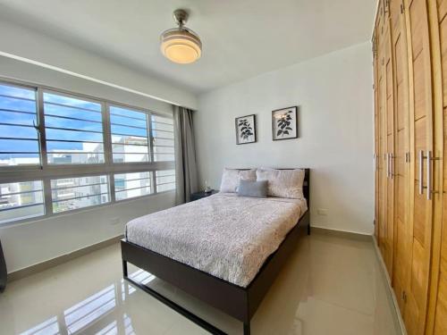 Postel nebo postele na pokoji v ubytování Stylish Apt Full AC King Bed