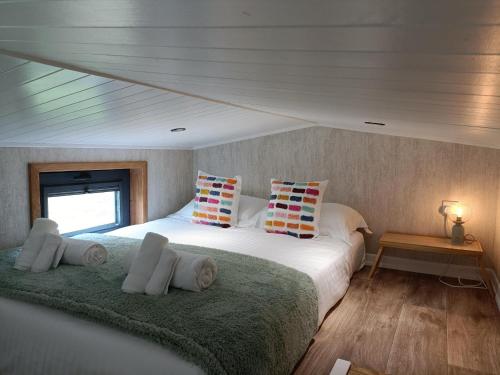um quarto com duas camas num barco em The Tiny House em Bovey Tracey