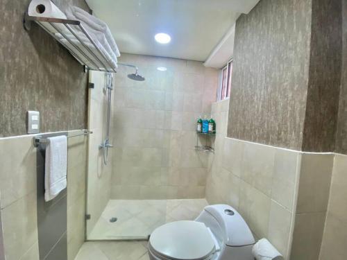 y baño con ducha, aseo y lavamanos. en Gorgeous 3 Bdrm Apartment, en Los Prados