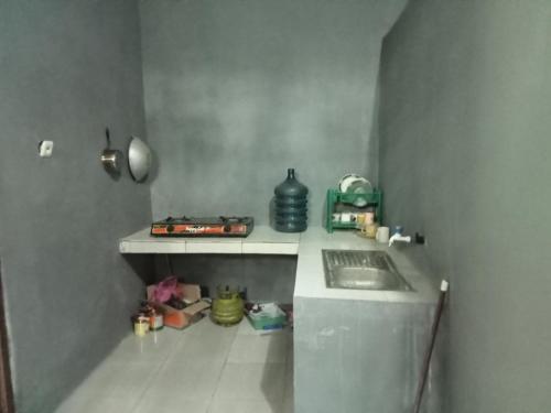 - une cuisine avec un évier et un comptoir dans l'établissement Ambasador, à Cipakus
