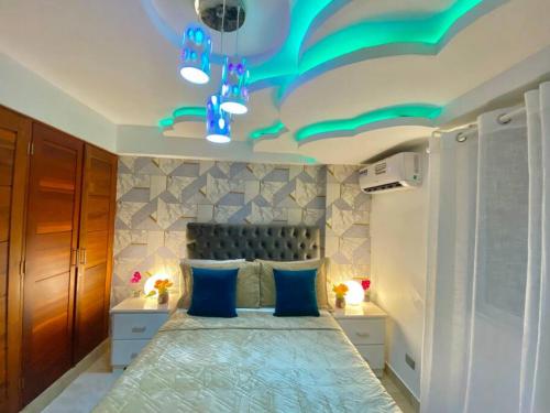 sypialnia z łóżkiem i zielonym sufitem w obiekcie Gorgeous 3 Bdrm Apartment w mieście Los Prados