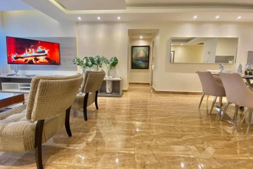 a living room with chairs and a dining room at Lovely Sto Dgo Center Apt in Santo Domingo