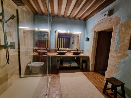 Koupelna v ubytování 2 Suites dans demeure authentique du XVÈME