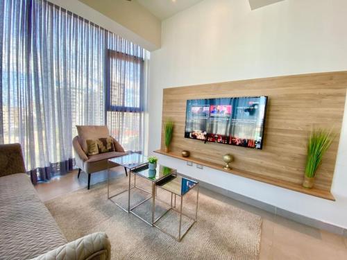 TV a/nebo společenská místnost v ubytování Stylish Centric Apt great View