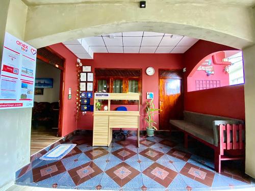 ヒッカドゥワにあるTamara Motelsのテーブルとベンチ付きのおもちゃ屋のある部屋