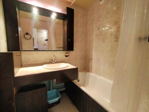 a bathroom with a sink and a bath tub at Appartement Avoriaz, 2 pièces, 4 personnes - FR-1-633-73 in Morzine