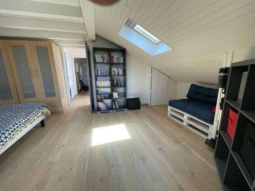 une chambre avec un lit et une étagère dans l'établissement Séjour idyllique, à Annecy