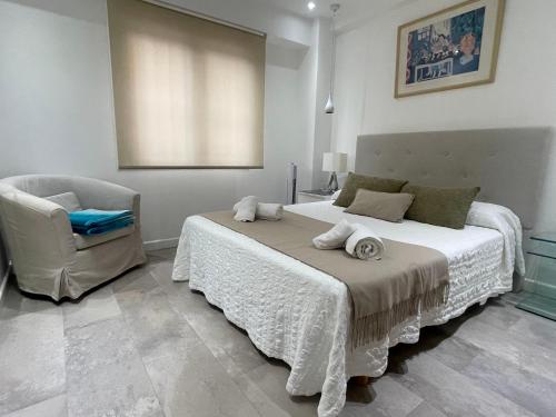 una camera da letto con un letto grande e una sedia di Marbella Eurobel a Marbella