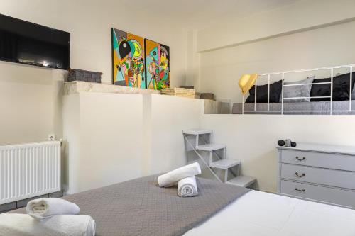 um quarto com uma cama com duas toalhas em Karel house em Karés