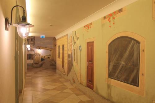 a hallway of a house with a hallwayngth at Garden & SPA Hotel Das Götzfried in Regensburg