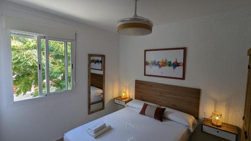 una camera con un letto e due finestre di Viva Piso Jerez a Jerez de la Frontera