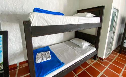a couple of bunk beds in a room at Hotel Campestre La María Toro Valle in Toro
