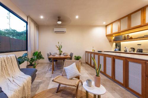 a kitchen and living room with a table and chairs at Nibana departamento de lujo en Mérida, Planta baja in Mérida