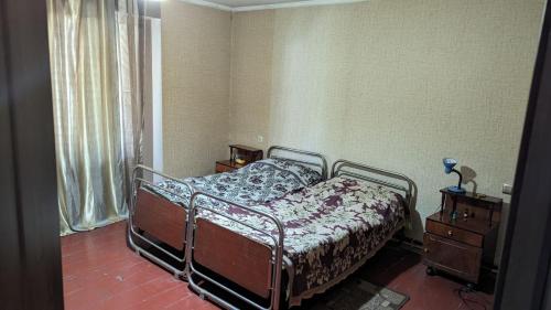 um quarto com uma cama e uma janela em Guest house 