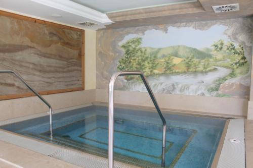 
Der Swimmingpool an oder in der Nähe von Kultur & SPA Hotel Das Götzfried
