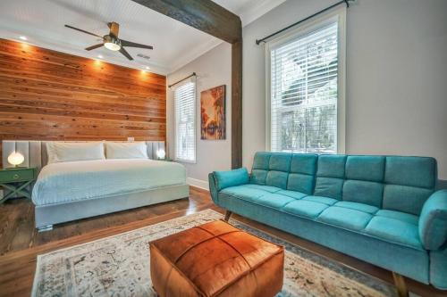 Giường trong phòng chung tại Bluffton Village Home-4BR Heart of Old Town Luxury
