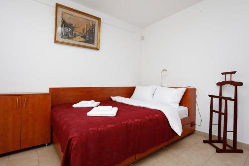 ein Schlafzimmer mit einem Bett mit zwei Handtüchern darauf in der Unterkunft My Cozy Place in Bukarest