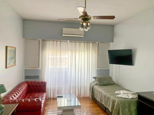 a living room with a couch and a bed at Administracion Callao in Buenos Aires
