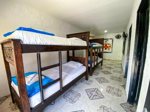 two bunk beds in a room with a tiled floor at Hotel Campestre La María Toro Valle in Toro
