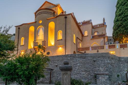 ein großes Gebäude auf einer Steinmauer in der Unterkunft Villa Barluzzi in Ravello