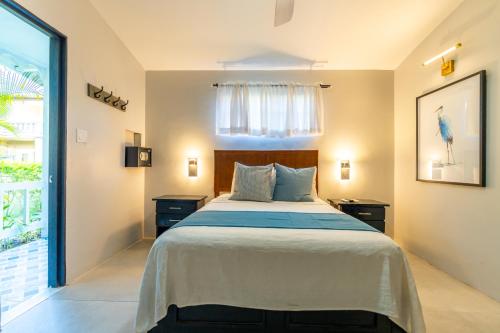 Voodi või voodid majutusasutuse Travellers Beach Resort toas