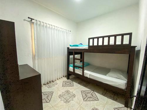 a small bedroom with a bunk bed in a room at Hotel Campestre La María Toro Valle in Toro