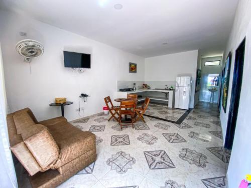 a living room with a couch and a table at Hotel Campestre La María Toro Valle in Toro