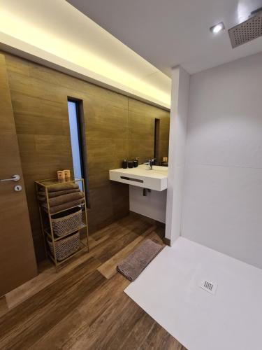 une salle de bain avec un lavabo et un miroir dans l'établissement Domaine Villa ELEA, à Nice